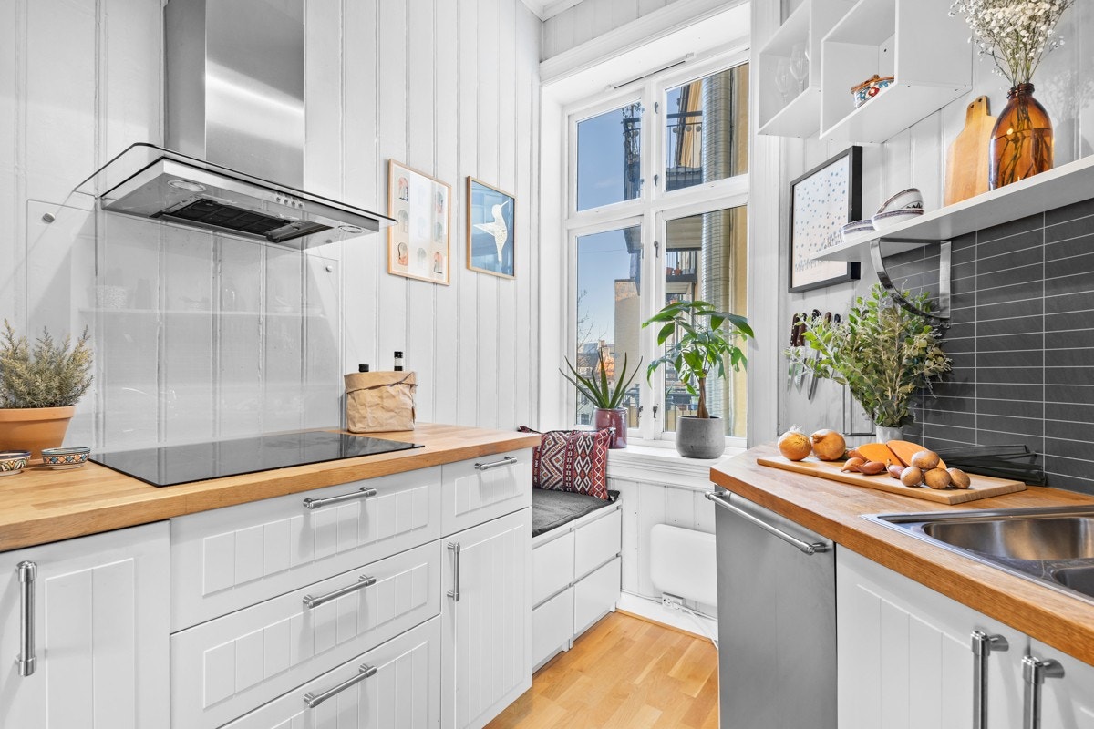 Boligen byr på et nytt og moderne kjøkken av produsenten IKEA med rikelig av skap- og benkeplass til oppbevaring og matlagning. Galleribilde