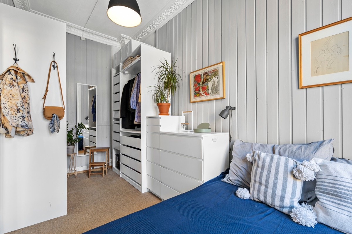 De store, åpne garderobeløsningene tilfredstiller behovet for lagringsplass. Galleribilde