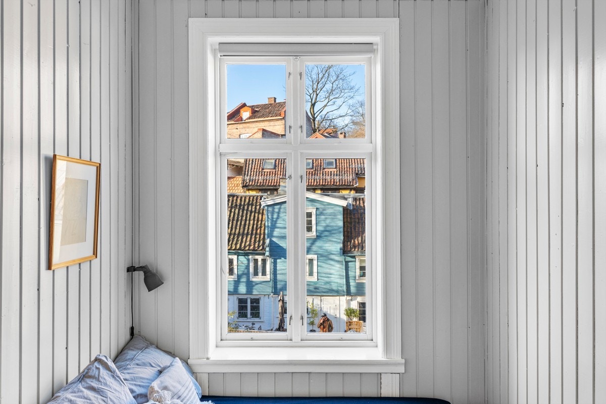 Rommet inviterer til en god natts søvn med sine fine fargevalg på vegger og store vindusflater. Galleribilde