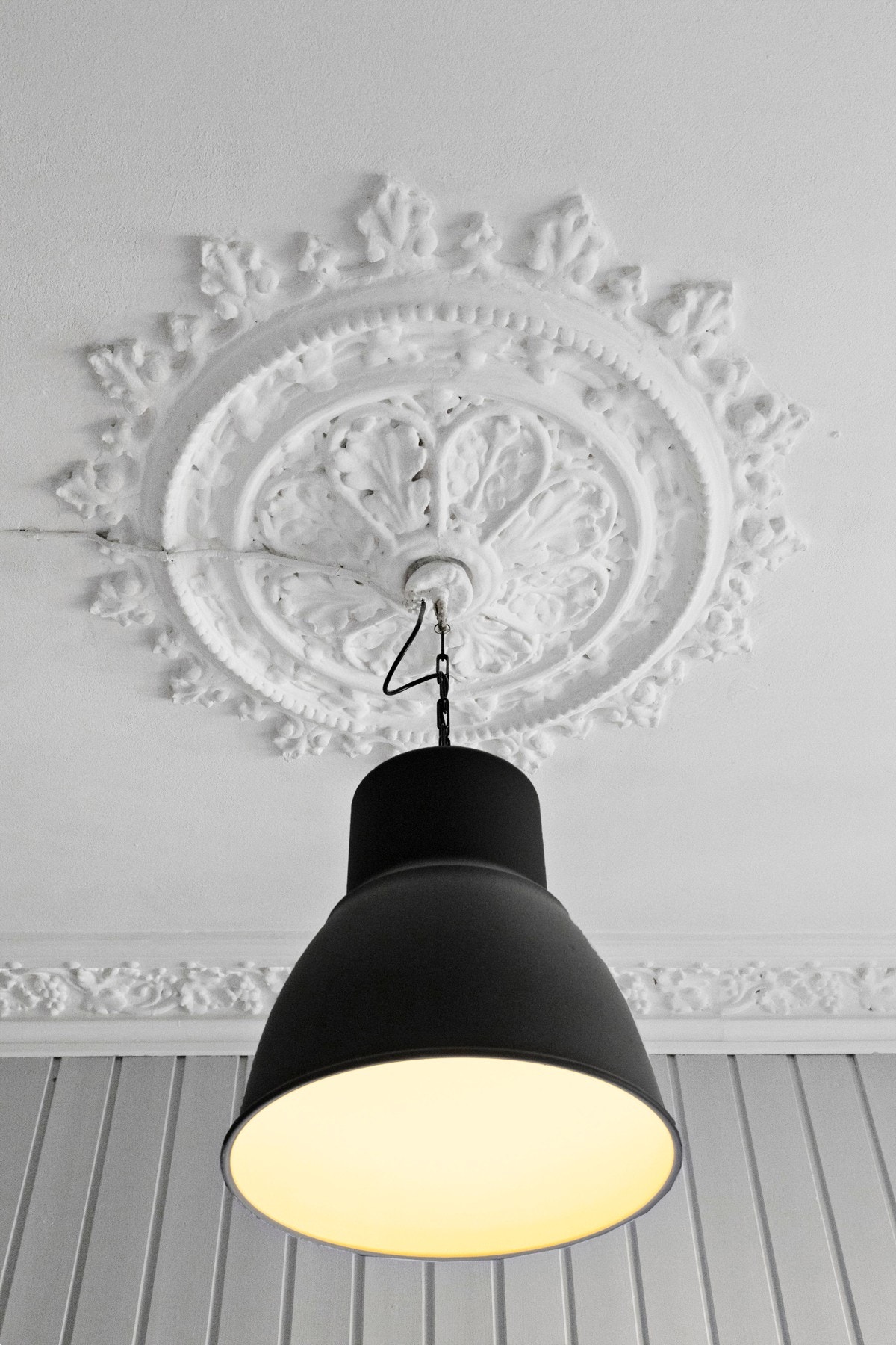 Den klassiske bygården ble oppført i 1892, og leiligheten byr således på mange flotte originale detaljer som stukkaturer og rosett. Galleribilde