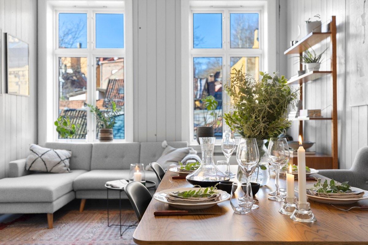 Store vindusflater slipper inn godt med naturlig lys, og stuen fremstår forøvrig som tiltalende med gjennomførte fargevalg og en god takhøyde på hele 3,15 meter. Galleribilde