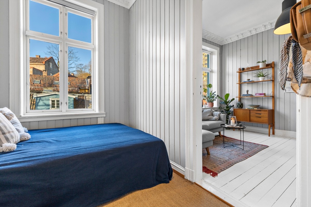 Leilighetens soverom ligger vis á vis stuen og er av en meget generøs størrelse. Galleribilde