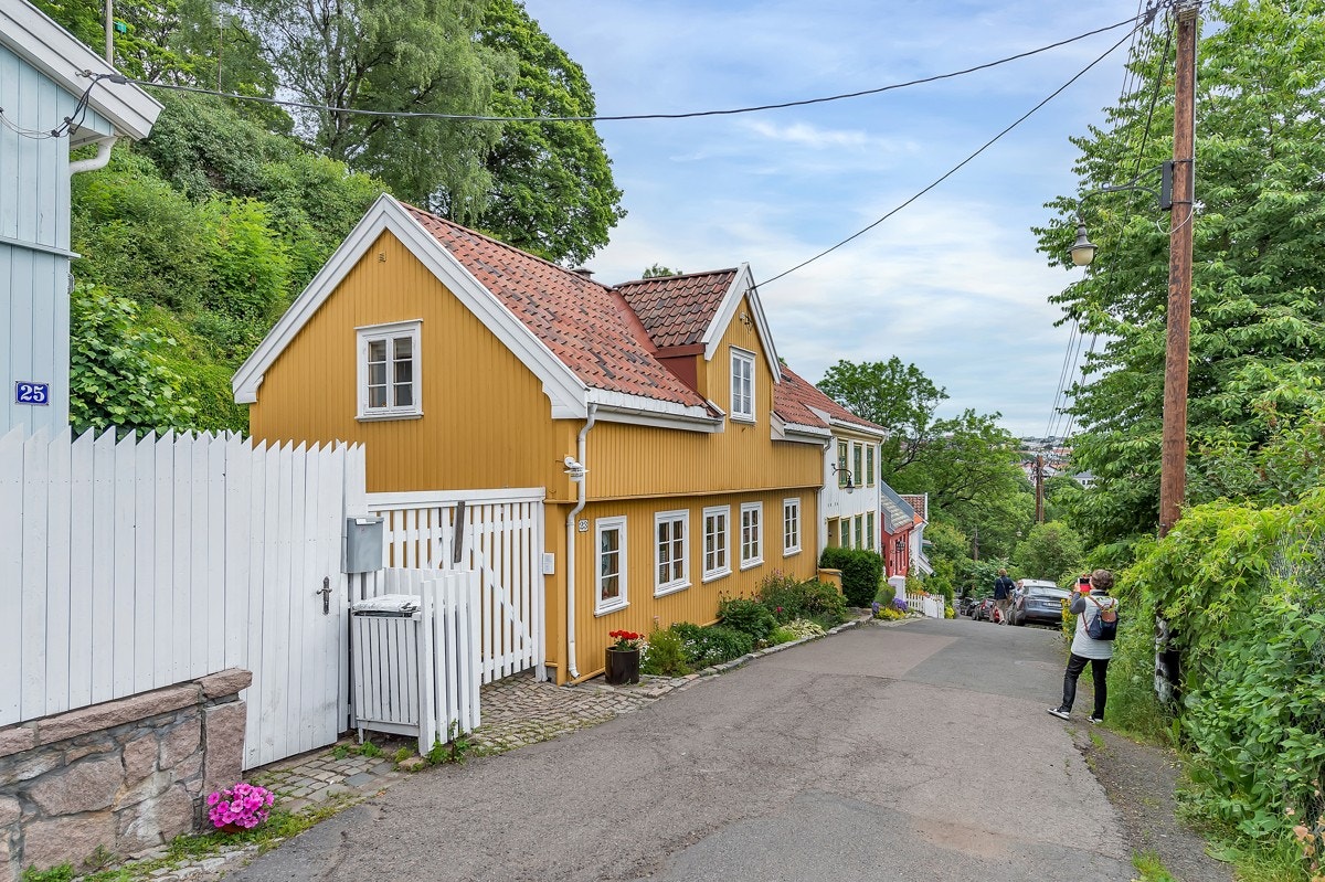 I dag ser man bredere fortau, brosteinslagte parkeringslommer og beplanting. Dette er en del av Oslos oppgradering av nærområdet. Galleribilde