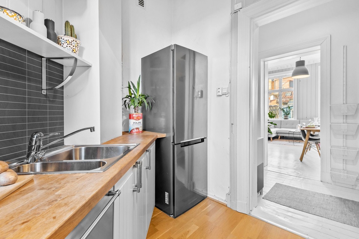 Integrerte hvitevarer sørger for å gi kjøkkenet et godt helthetsinntrykk, og består av komfyr og platetopp. Galleribilde