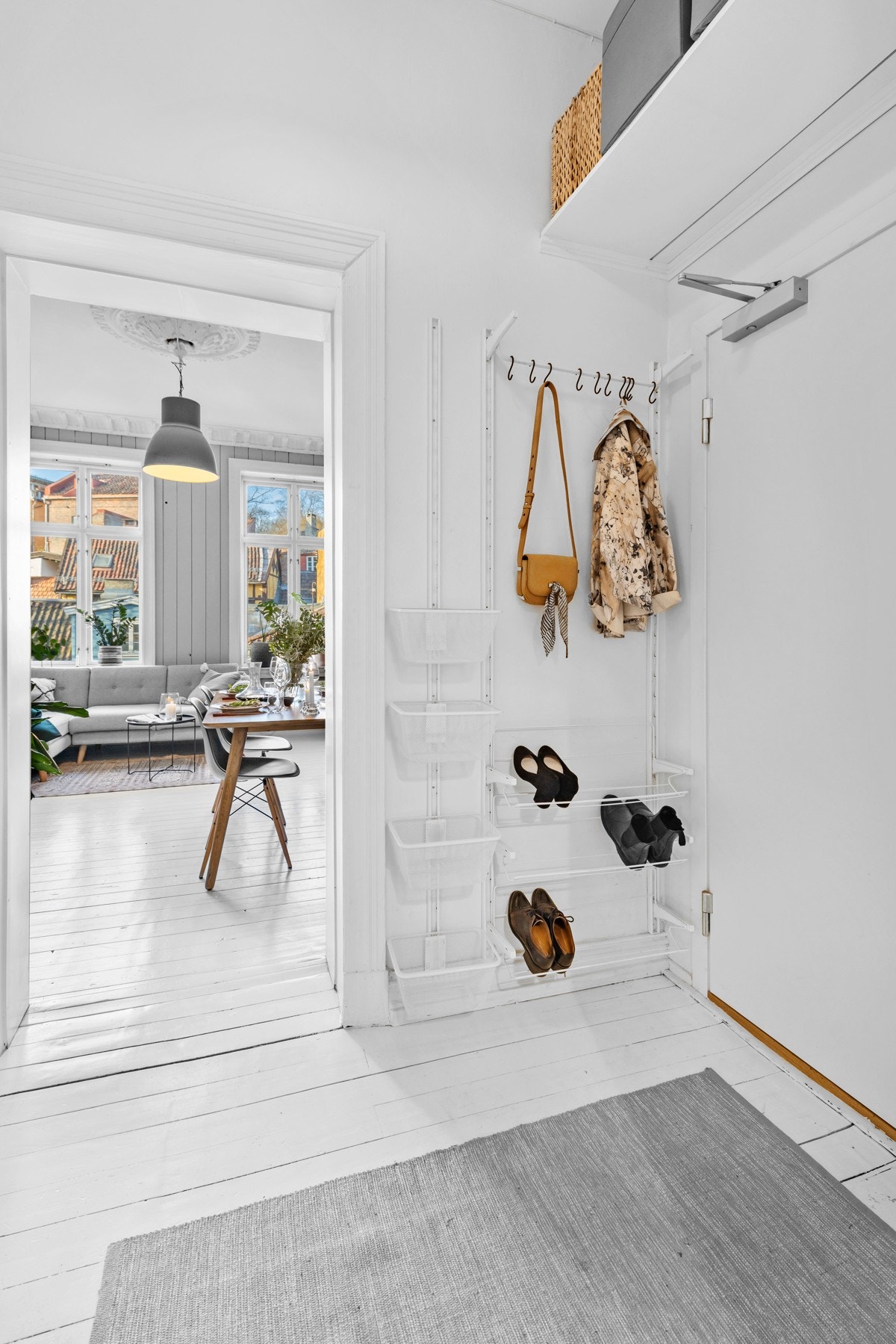 Entréen er romslig med god plass for oppbevaring av yttertøy og sko. De lysmalte veggene gir et lunt og godt førsteinntrykk. Galleribilde