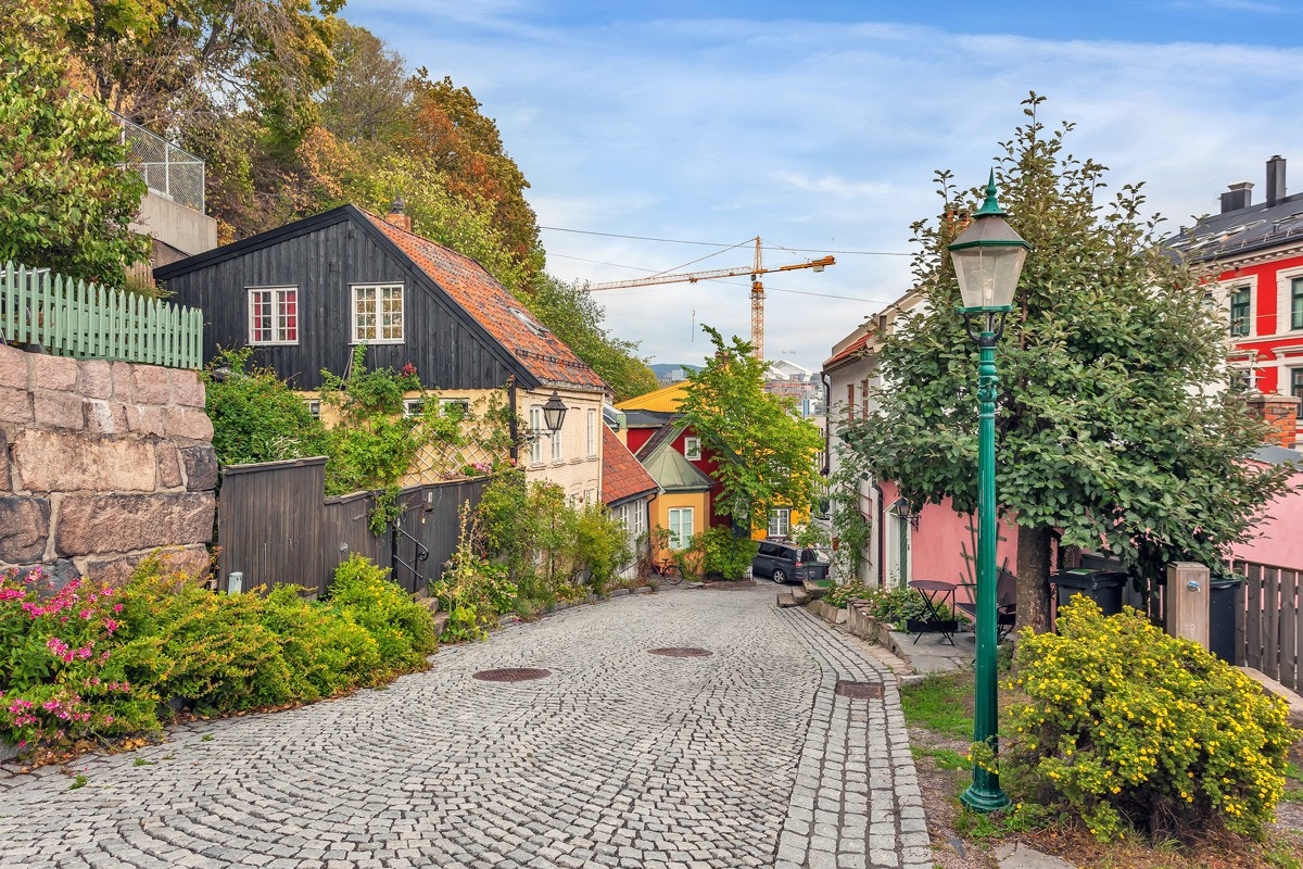 Dette er et unikt nabolag i hjertet av vår flotte by. Fredensborgveien har navn etter en gammel ferdselsåre til Aker, oppkalt etter løkka Fredensborg. Galleribilde