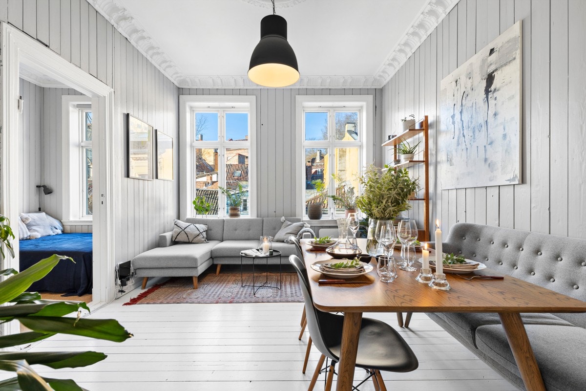 Stuen er det rommet dere sannsynligvis vil tilbringe mest tid i, og boligens særegne kvaliteter gjør dette til et hyggelig sted å være. Galleribilde