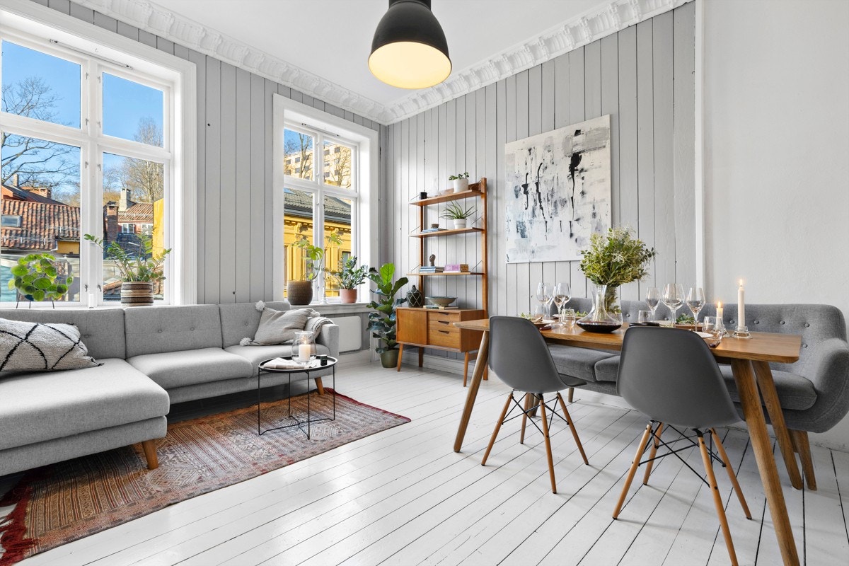 Dette er en innbydende, lys og gjennomgående 2-roms leilighet i 3. etasje, beliggende i rolige omgivelser på Fredensborg. Galleribilde