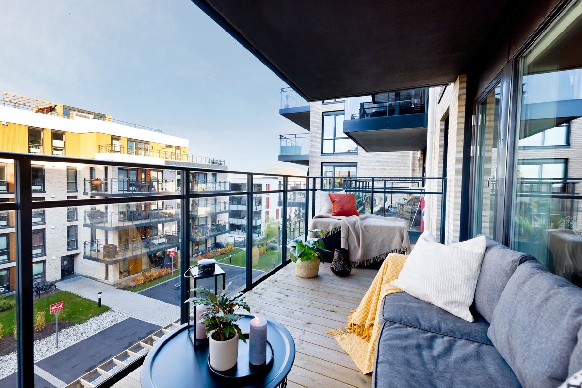 Balkongen er på ca. 10 m² og byr på plass til utemøblement og el-/gassgrill. Galleribilde