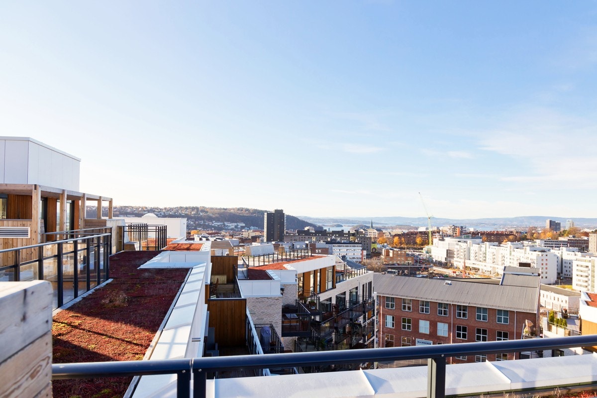 Hvis du ønsker kan du også ta heisen opp til borettslagets felles takterrasse, med flere sittegrupper og en fantastisk utsikt. Galleribilde
