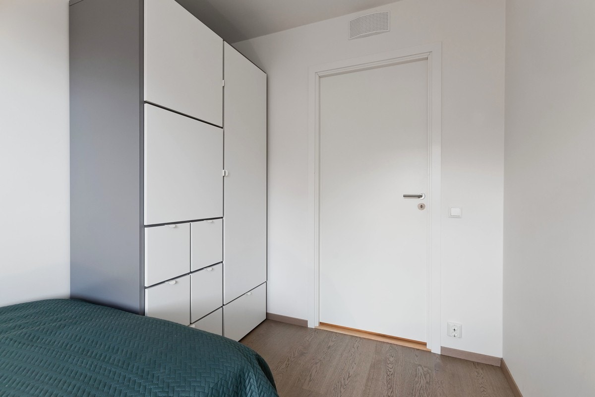 Dette rommet har også garderobeskap og plass til en liten dobbeltseng. Galleribilde