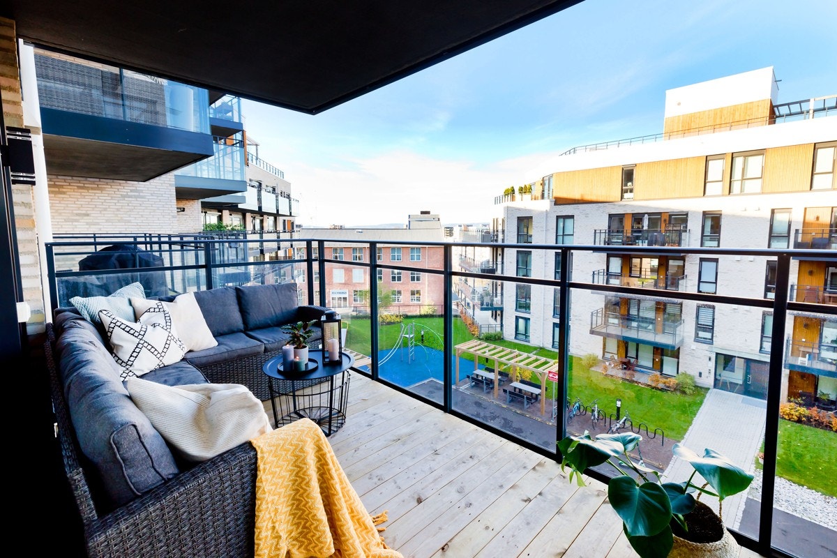 Fra stuen har du utgang til boligens balkong, som ligger vendt ut mot borettslagets pent opparbeidede fellesarealer. Galleribilde