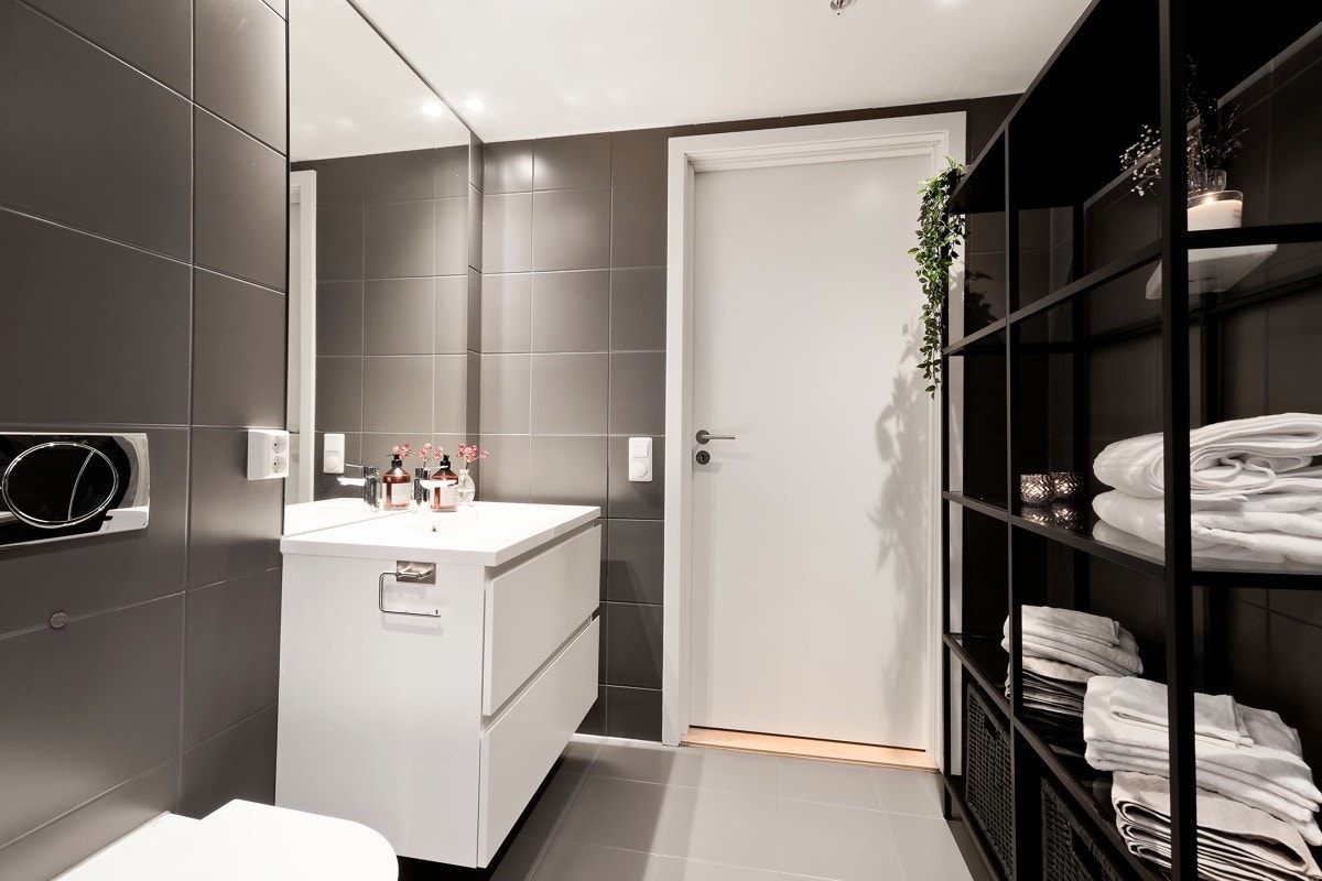 Badet har innredning med servant, vegghengt toalett, dusjhjørne med innfellbare dusjvegger og opplegg for vaskemaskin. Galleribilde
