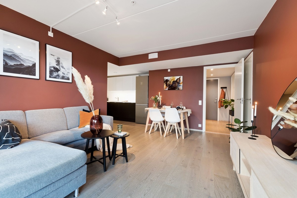 Rommet byr på plass til sofa, bord, mediebenk og spisegruppe. Galleribilde