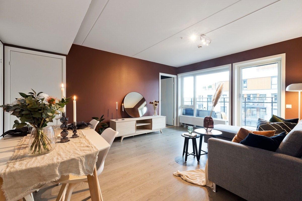 Stuen har store vindusflater som strekker seg fra gulv til tak og bidrar til en lys og trivelig atmosfære. Galleribilde