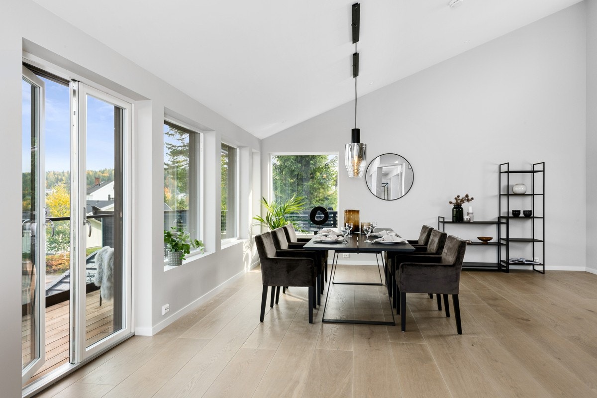 Det er god plass til en stor spisestue med plass til hele familien. Galleribilde
