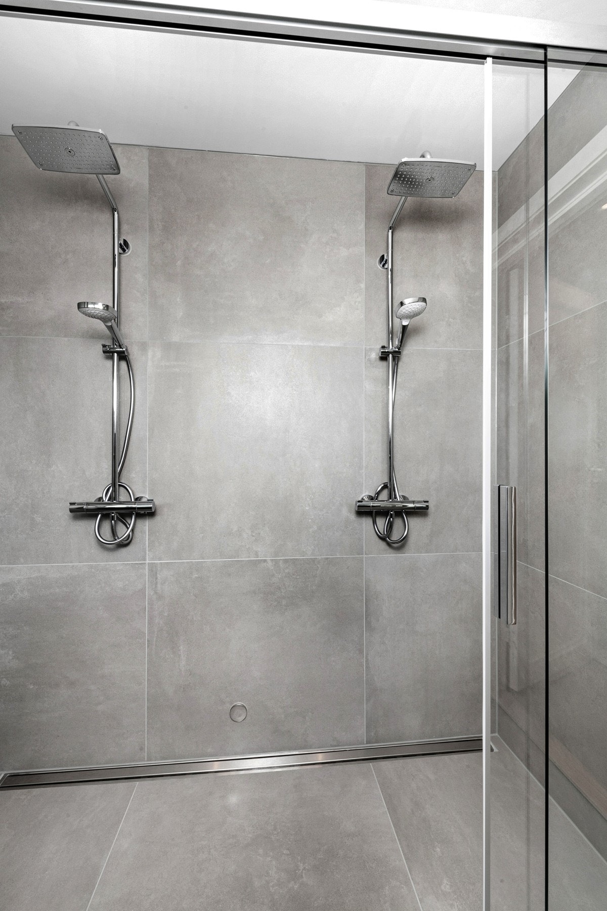 Badet ved hovedsoverommet har en stor dusjnisje med to dusjer bak skyvbare glassdører. Galleribilde