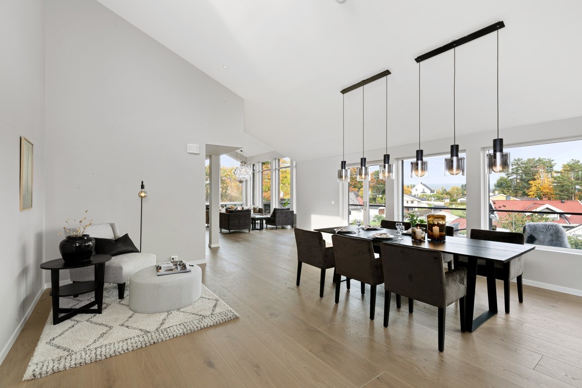 Det er skråtak med innfelt downlights og slette, lysmalte overflater. Galleribilde