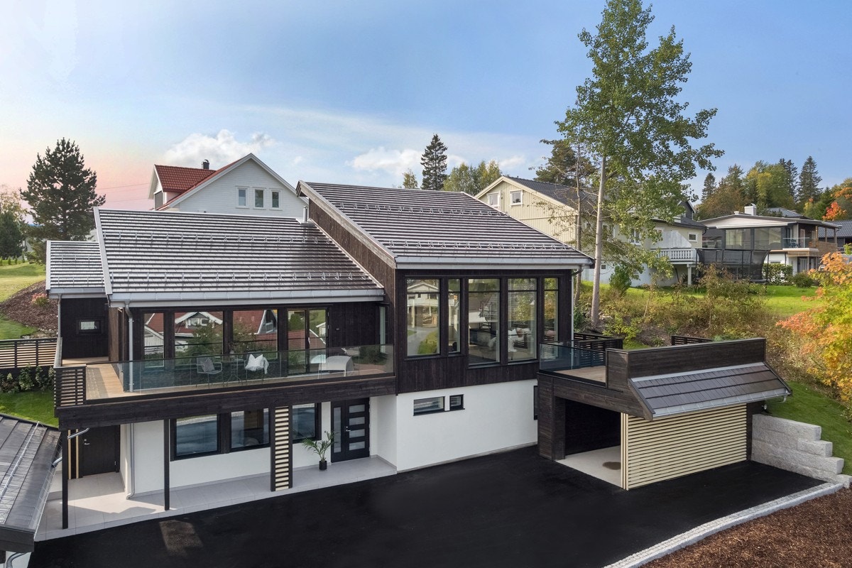 Tomten har meget gode solforhold og er flott opparbeidet med asfaltert gårdsplass. Galleribilde