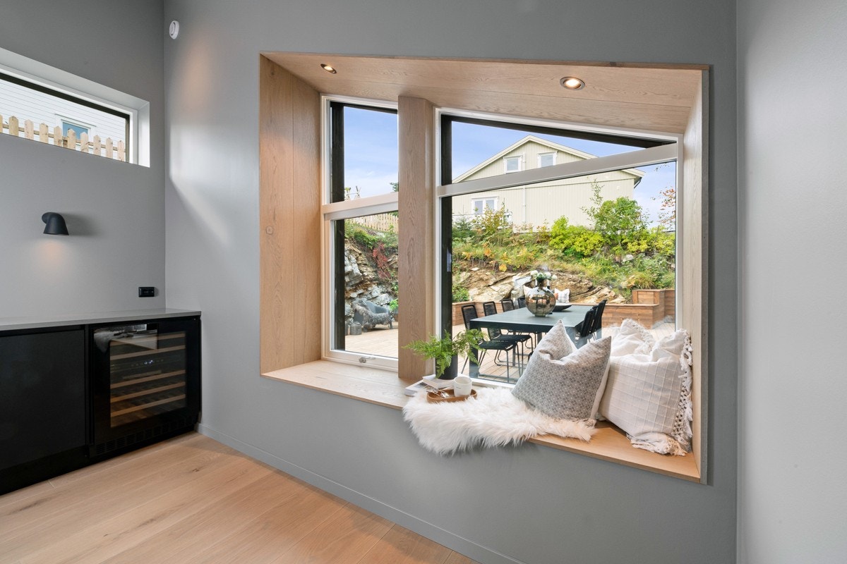 Vindusposten er kledd med parkett og har integrert downlights. Galleribilde