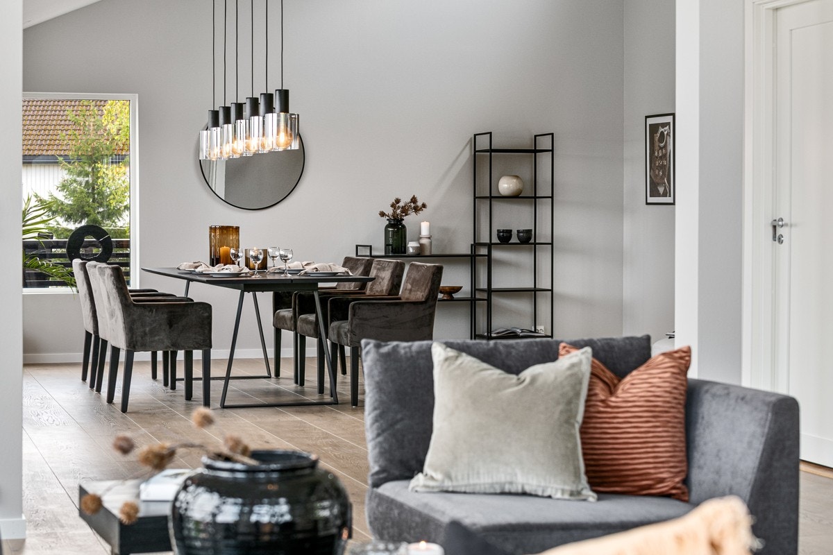 Det er fine soner for møblering av både sofagruppe, spisestue, godstoler og mere til. Galleribilde