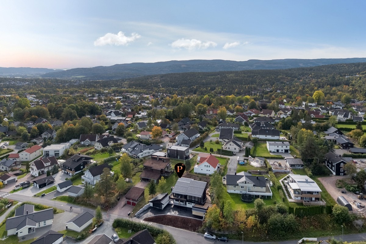Eiendommen ligger i et etterspurt og meget barnevennlig område på Konnerud i Drammen kommune. Galleribilde