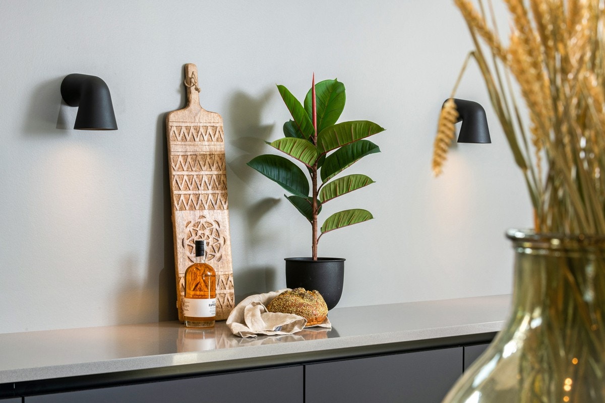 Det er montert designbelysning på vegg over den ene benken. Galleribilde