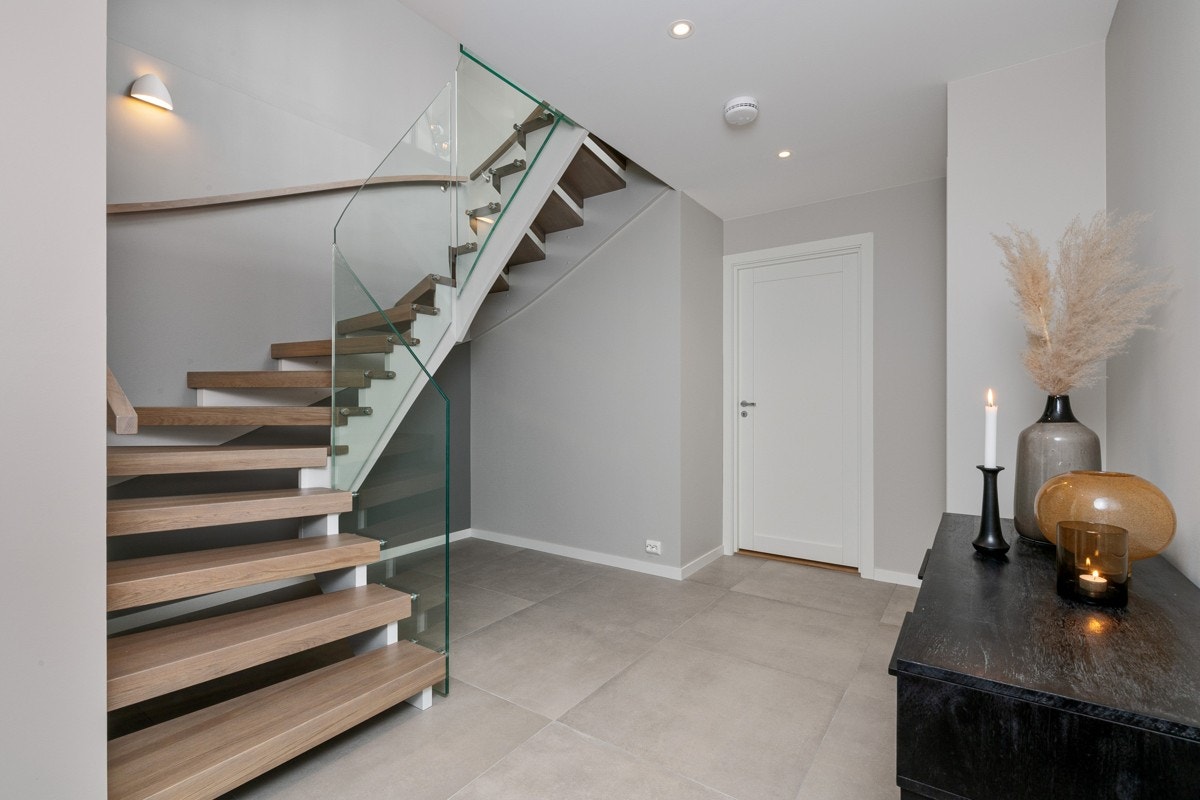 Trappen opp til andre etasje er et smykke i seg selv, med hvitmalte vanger, eiketrinn og rekkverk i glass. Galleribilde