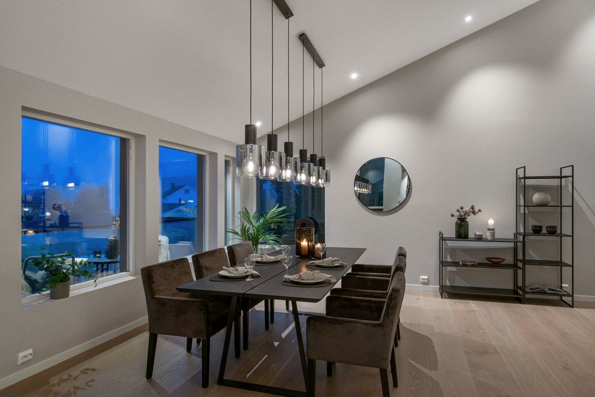 Det er skråtak med innfelt downlights, behagelig gulvvarme og slette, lysmalte overflater. Galleribilde