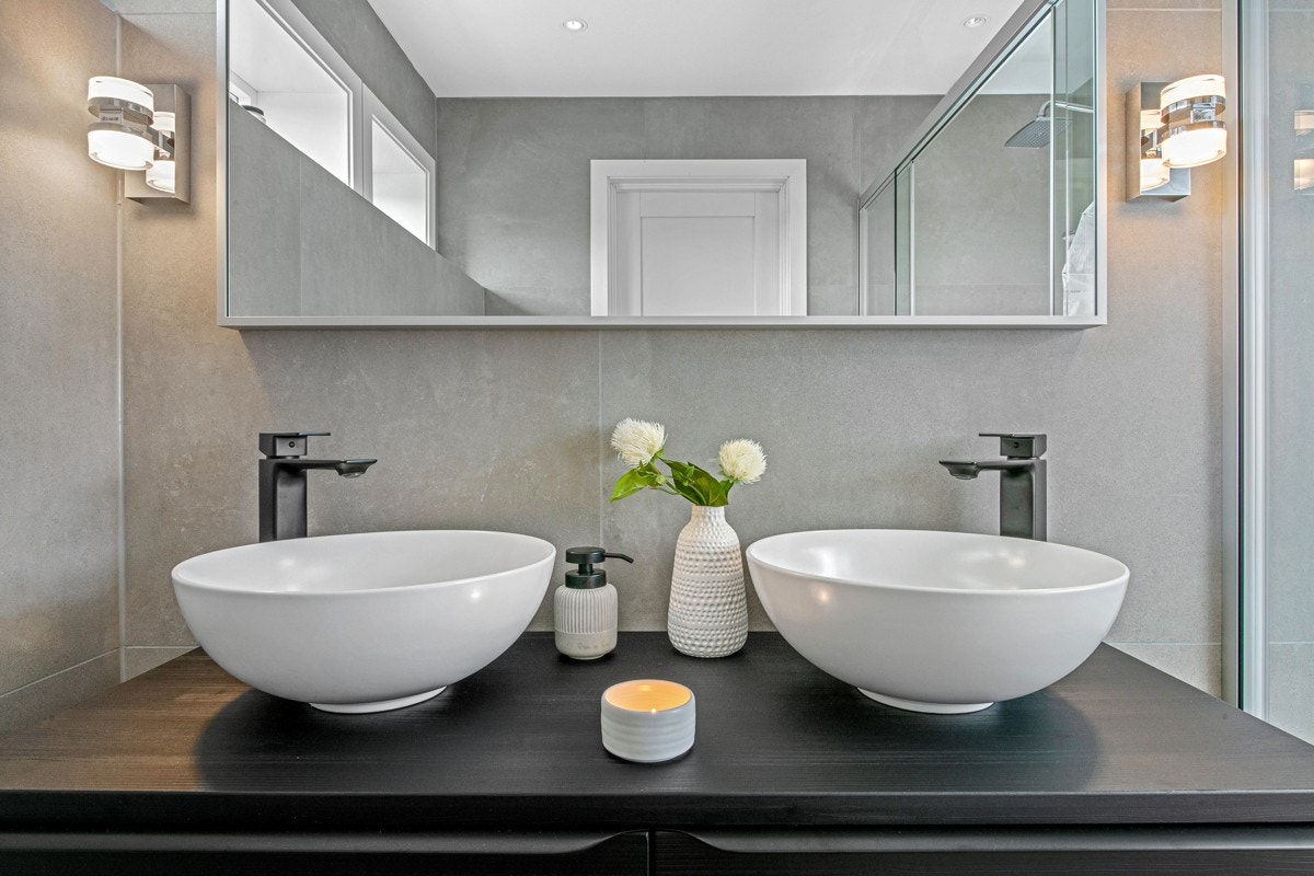 Badet er innredet med baderomsmøblement med to bolleservanter. Galleribilde