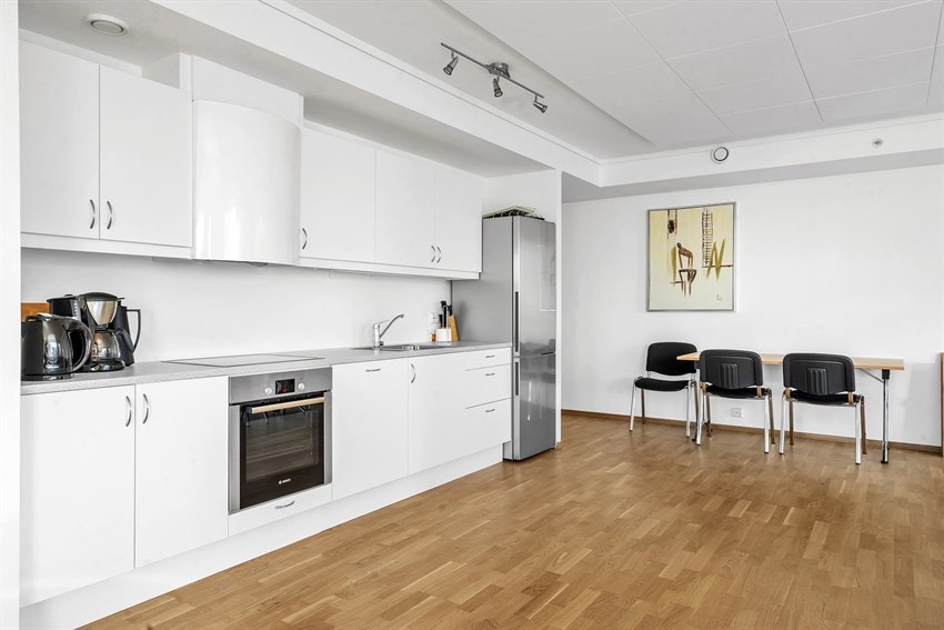 Kjøkken i felles lokale med alt av kopper og kar Galleribilde