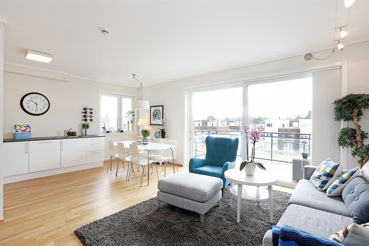 Stue med store vindusflater som gir mye lys Galleribilde