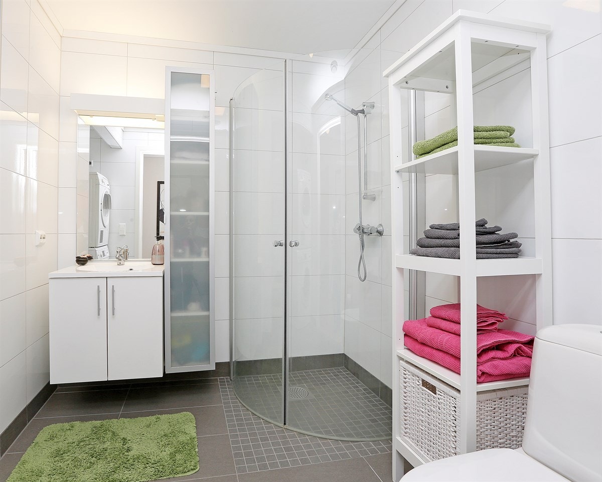 Baderom med dusj, toalett og servant Galleribilde