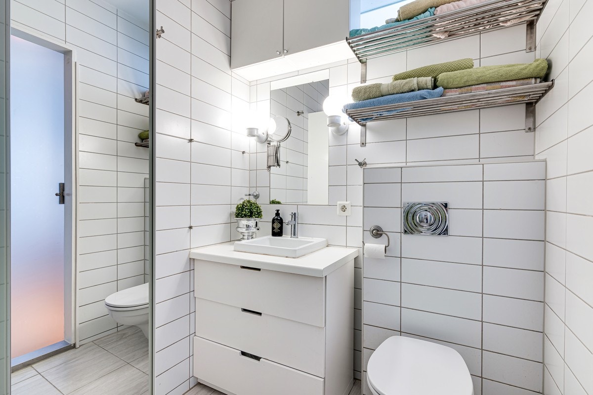 Pent baderom fra 2005 med flislagte overflater og varmekabler på gulv Galleribilde