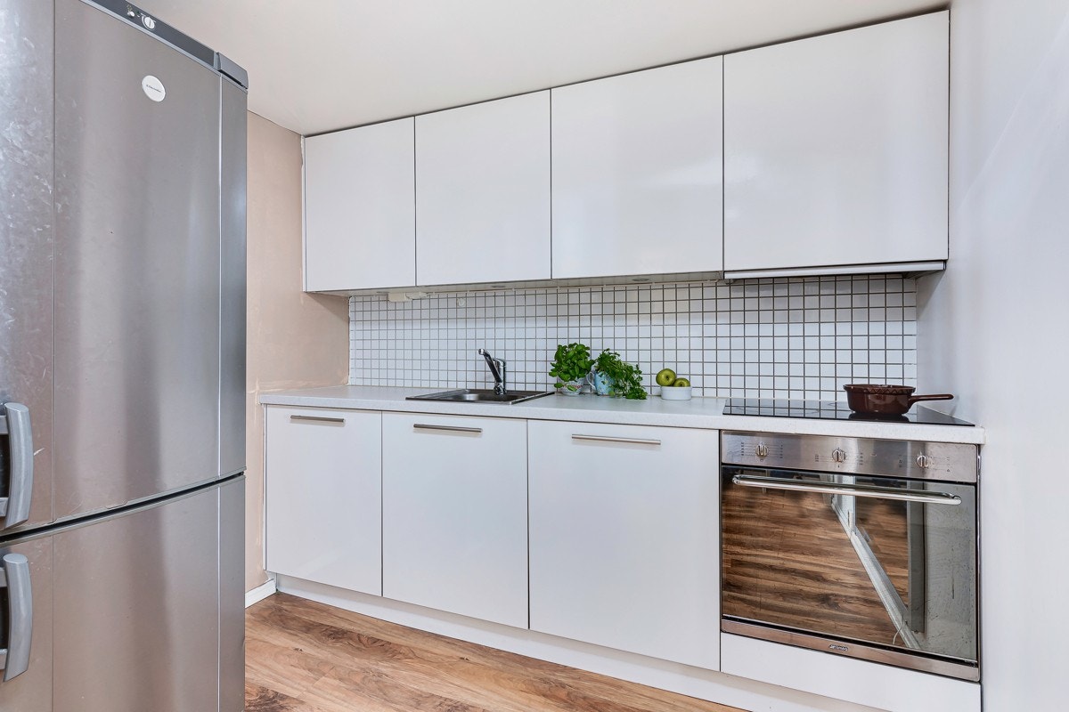 Kjøkkenventilator med avtrekk. Integrert: Kjøleskap, stekeovn, keramisk topp og oppvaskmaskin Galleribilde