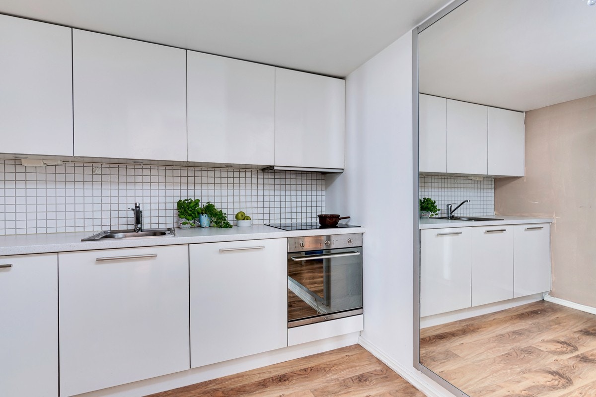 Fin kjøkkenløsning fra 2005 som står åpent, likevel naturlig separert mot stuen Galleribilde