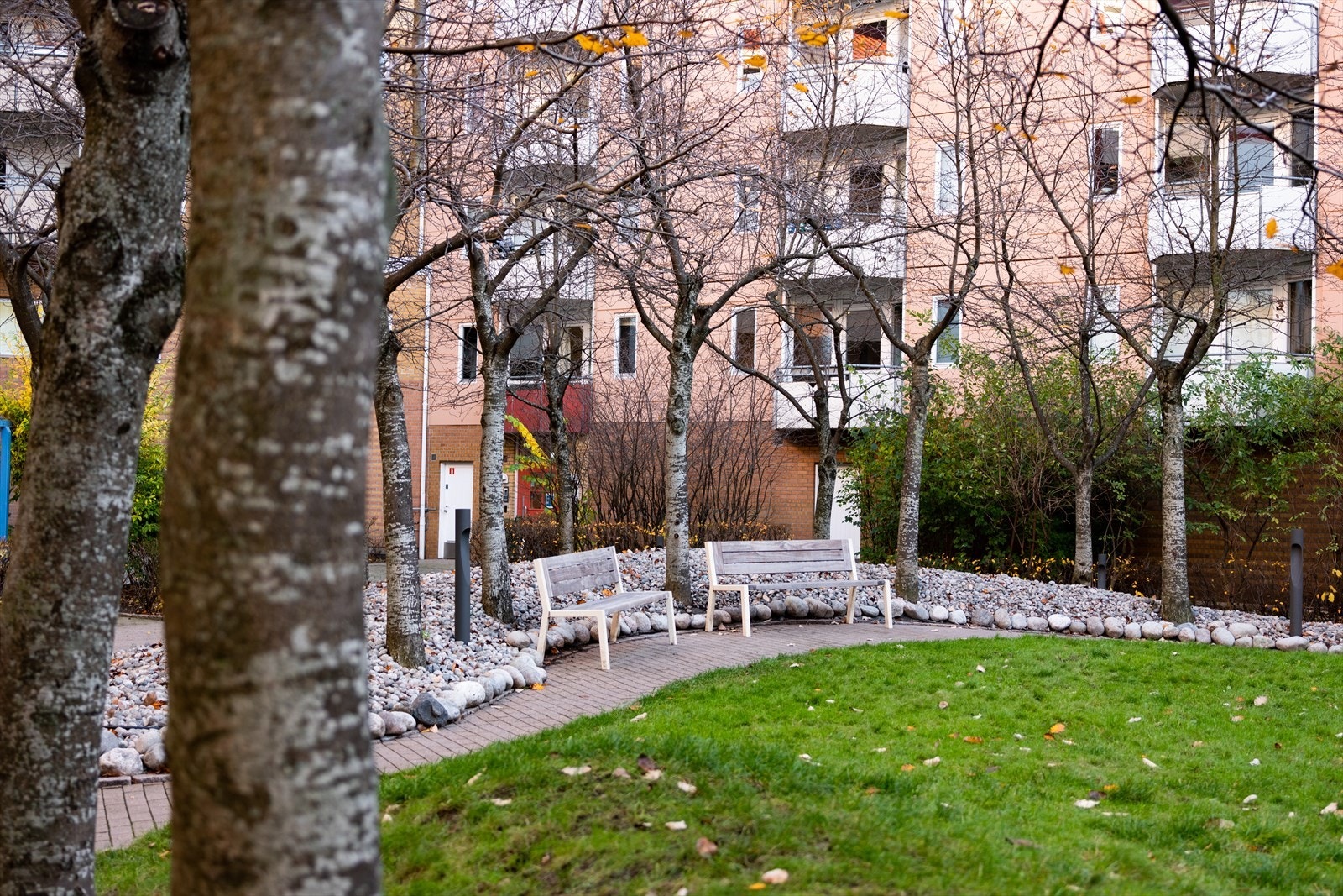 Felles og lukket bakgård med sitteplasser. Galleribilde