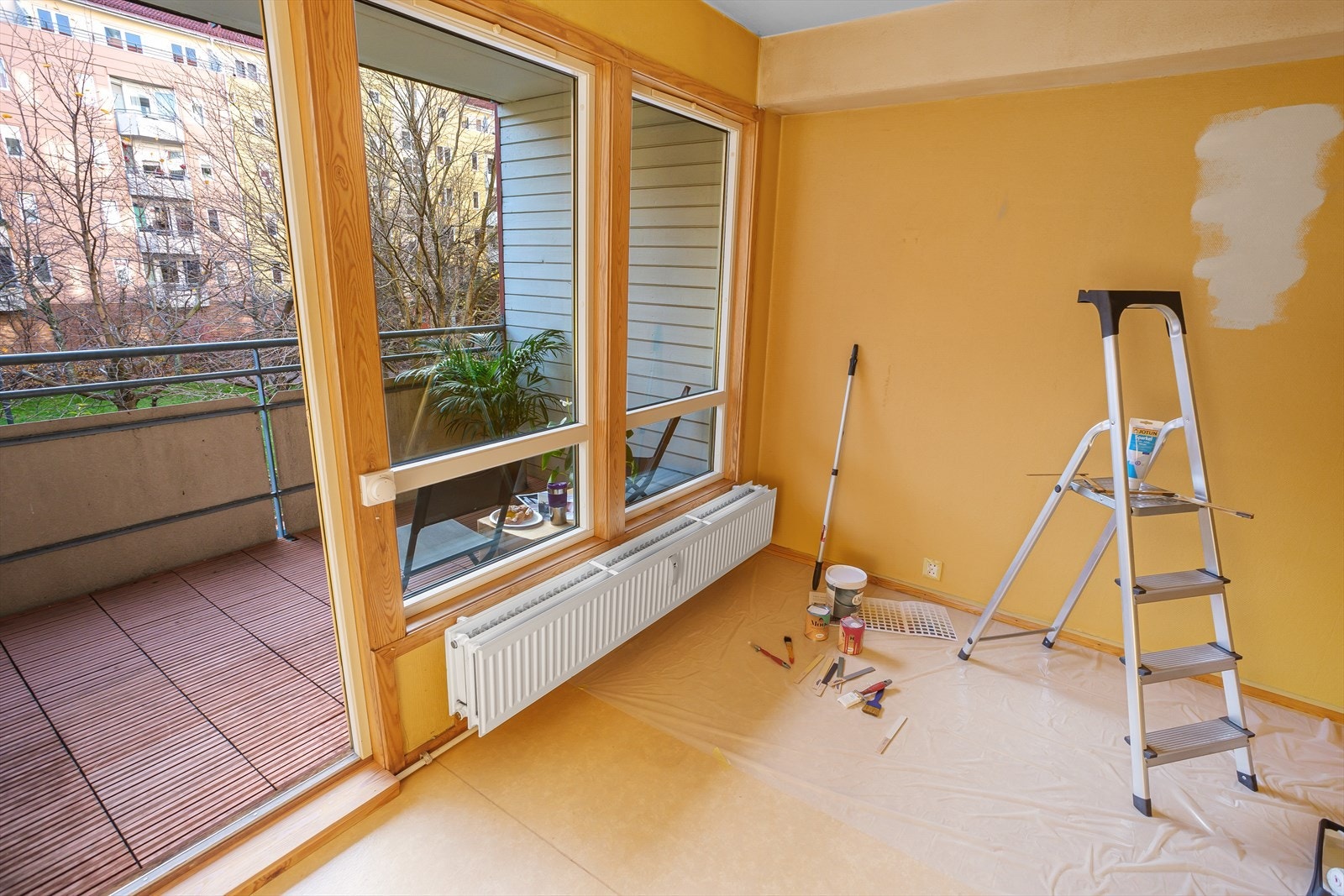 Her har du gulvbelegg og malt strie på vegg. Galleribilde