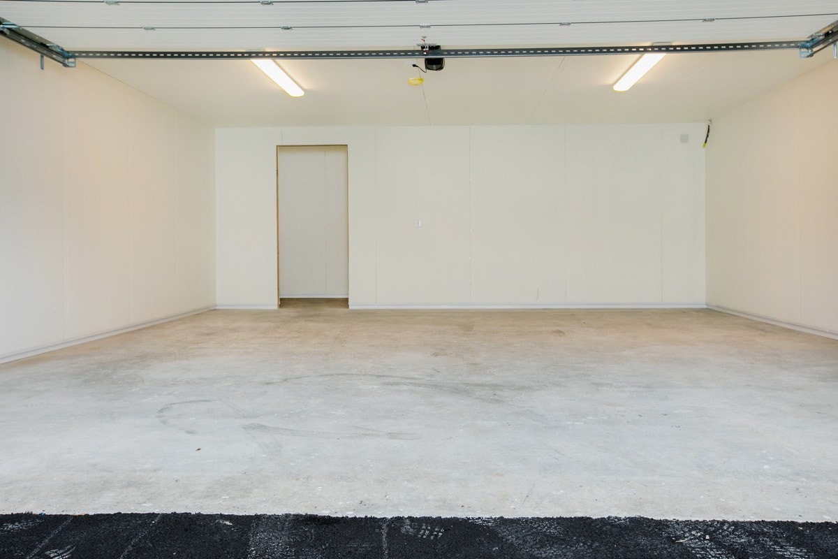 Dobbel Garasje. Bod i bakkant Galleribilde