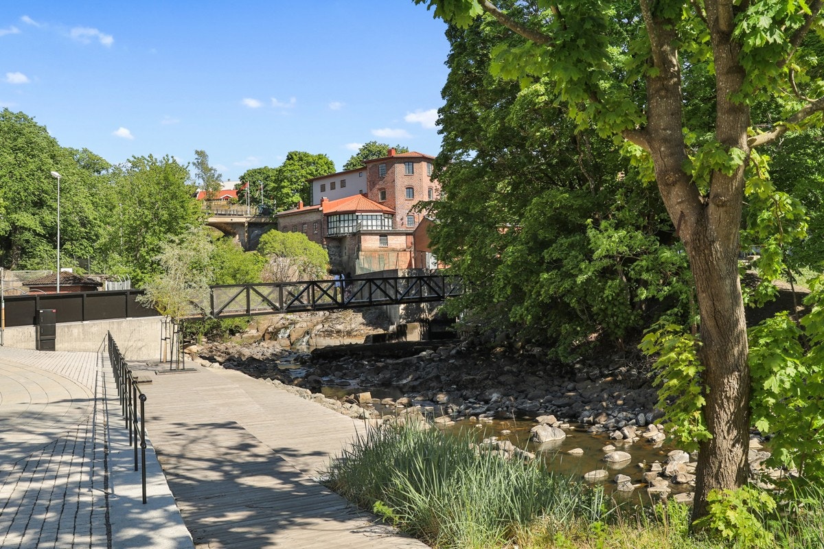 Elveplassen er ferdigstilt, det samme er gangbroen som kan benyttes for å komme til Møllebyen. Galleribilde