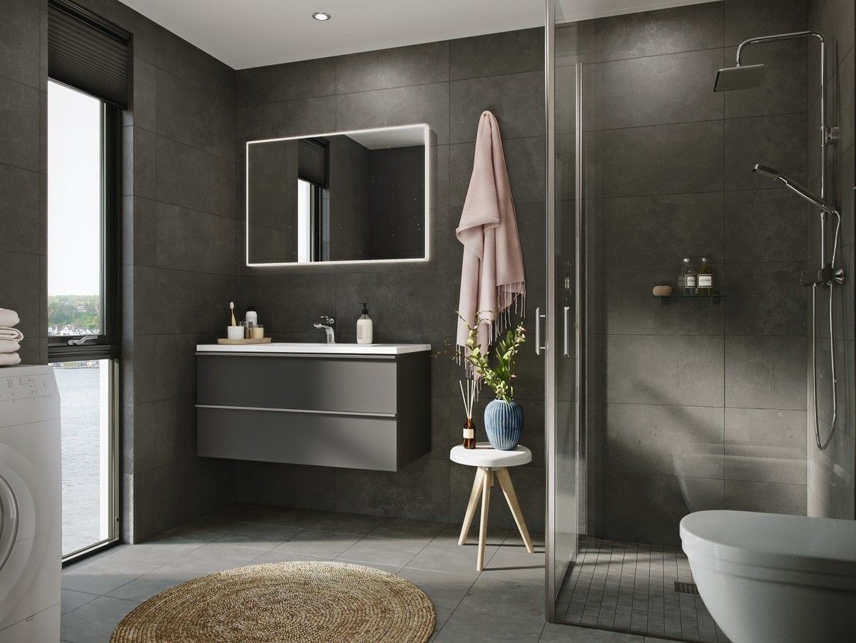 Leiligheten har to bad. Det ene ligger i direkte tilknytning til hovedsoverommet. Begge badene er ca. 5 kvm. (Illustrasjonsbilde) Galleribilde