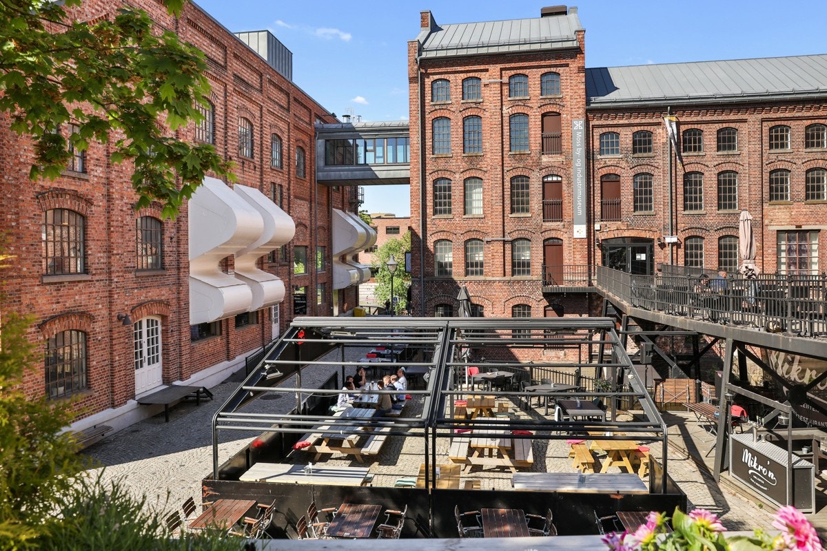 På andre siden av Verket finner man Møllebyen med cafeer og spise steder Galleribilde