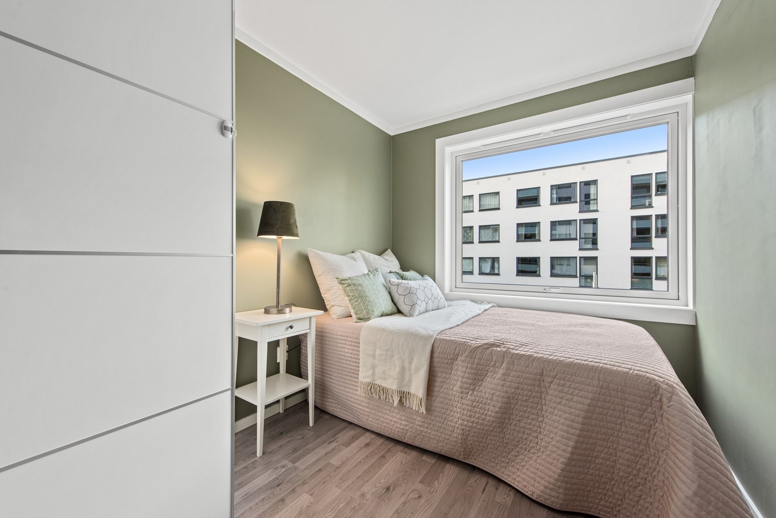 Lyst soverom malt i en lun fargetone. Galleribilde