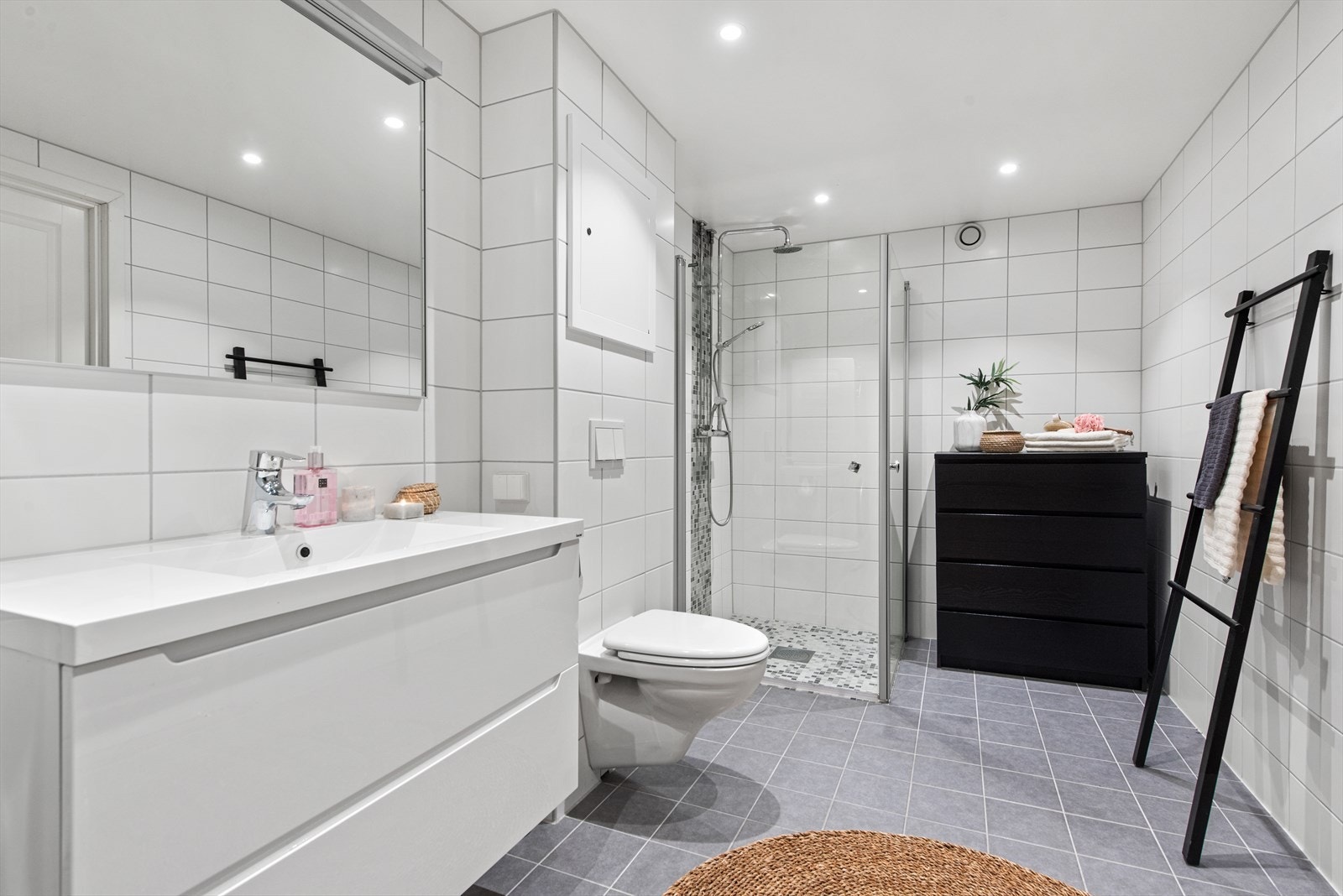 Lekkert flislagt baderom pusset opp i 2018. Galleribilde