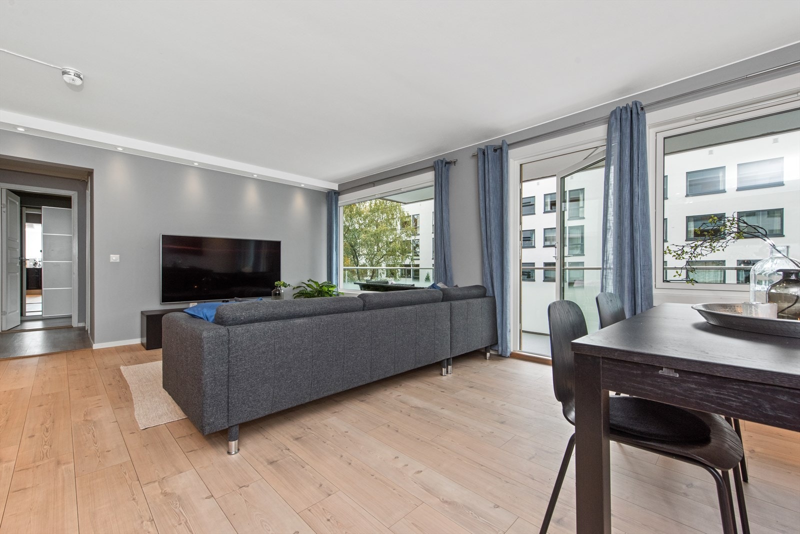 Fra stuen er det utgang til leilighetens balkong. Galleribilde