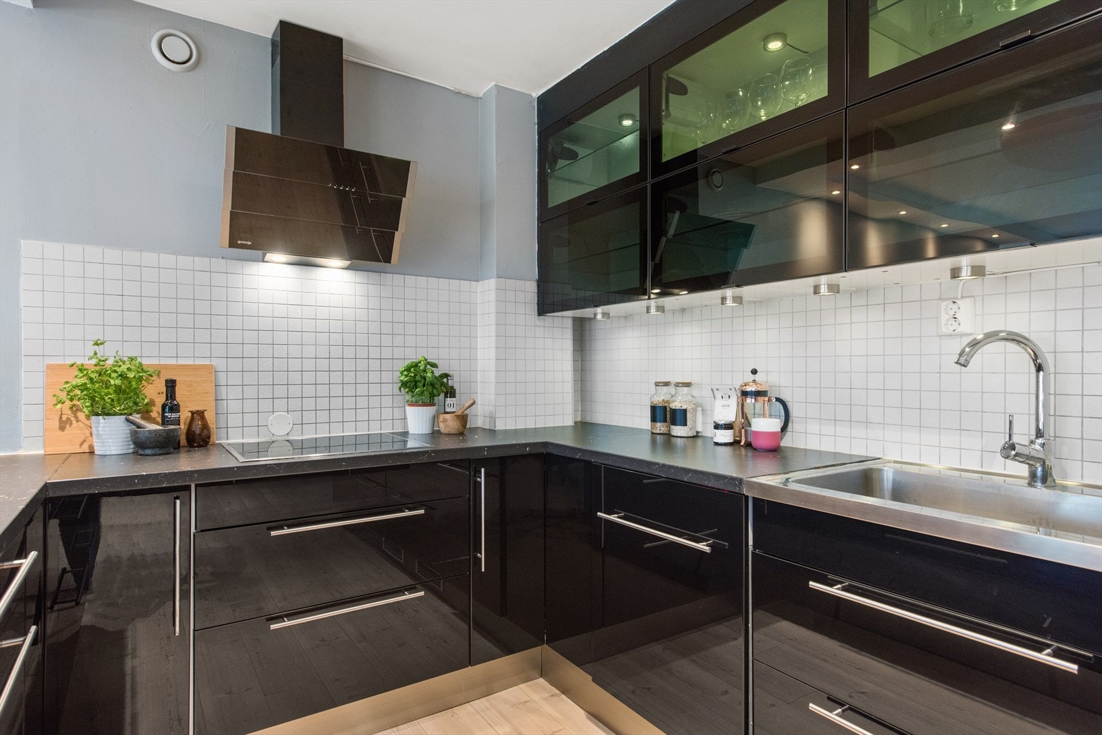 Lys under overskapene gir det et moderne uttrykk. Galleribilde