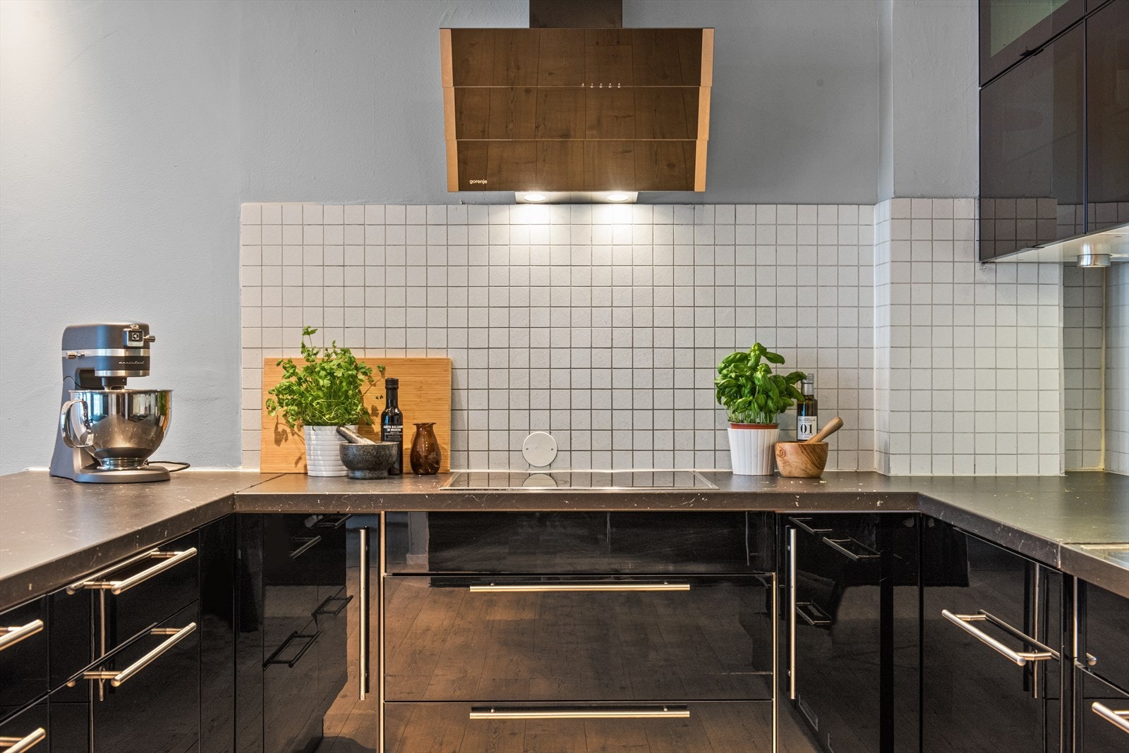 Kjøkkeninnredning med sorte, slette fronter. Galleribilde