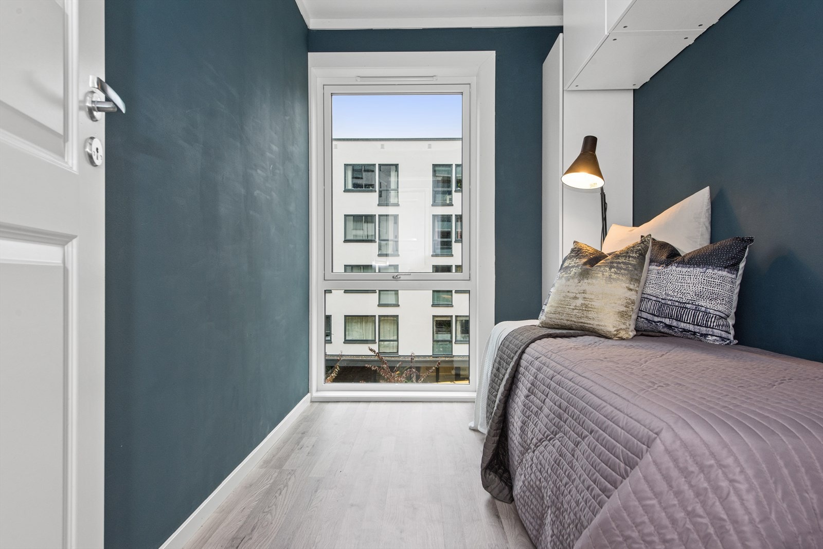 Soverom 2, med fastmontert garderobeløsning. Galleribilde