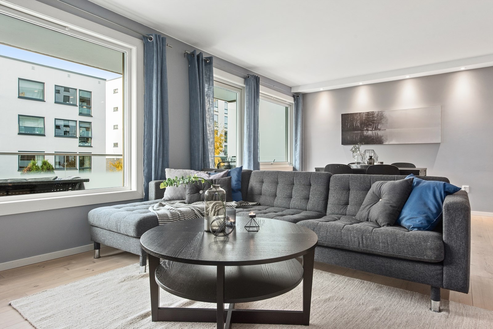 God plass til sofaseksjon og øvrig møblement i stuen. Galleribilde