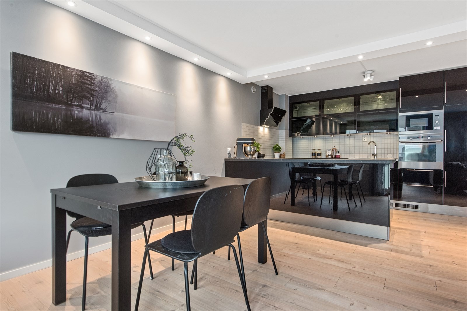 Hyggelig spisegruppe tilhørende kjøkkenet. Galleribilde